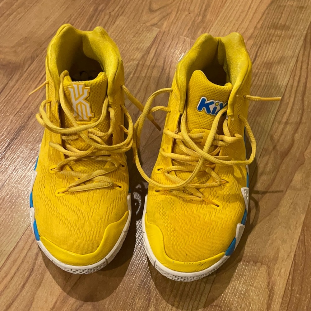 Nike Kyrie Kix youth size 5.5 Basketball Shoes
